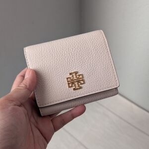 NWT Tory Burch Britten Compact Wallet  Pebbled Leather In Delicate Pink